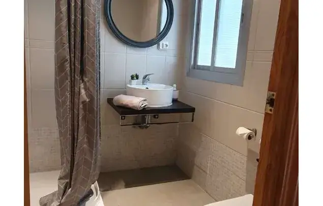 Habitaci
ón 120m
² en Granada para Mujeres - Wifi, Balc
ón y Cocina Equipada