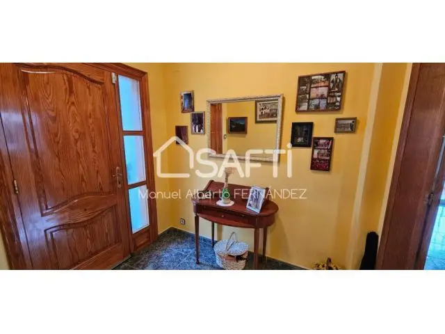 Chalet en La Soleia con Piscina y Jardines para Familias