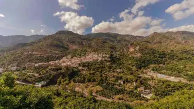 Casa en venta en Los Guajares con 3 viviendas y piscina