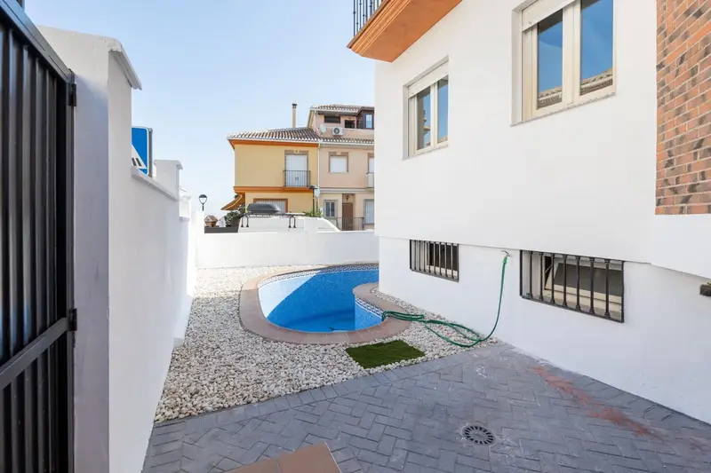 Chalet en Ogíjares con Piscina Privada y 3 Dormitorios