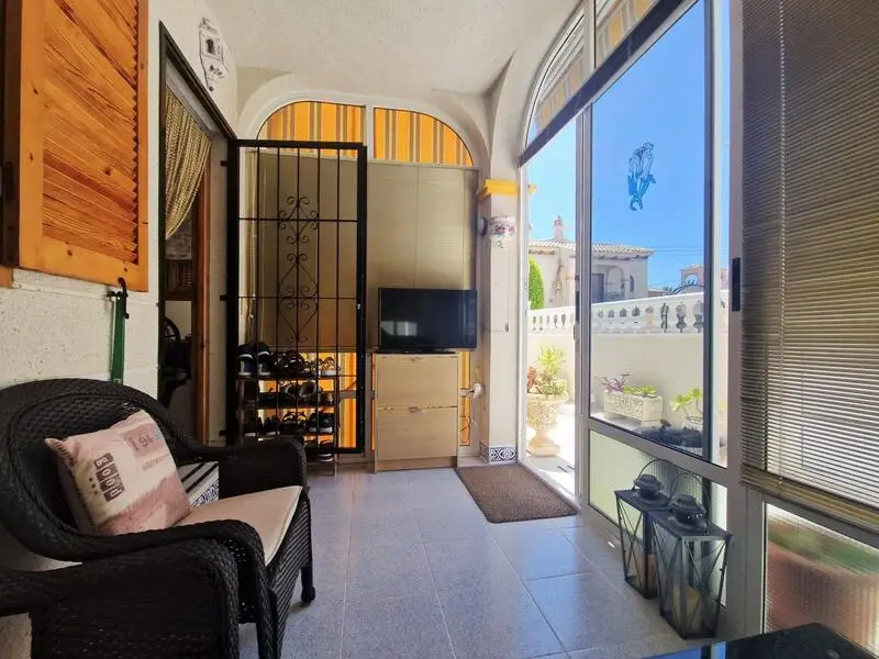 Bungalow en Planta Baja con Garaje y Piscina en Torrelamata
