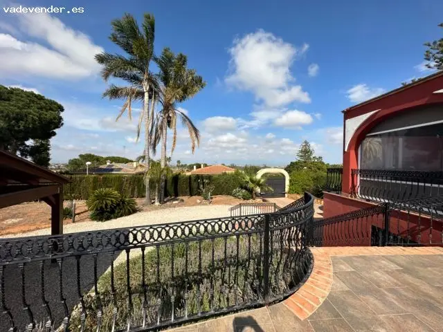 Chalet en Julio Picassent con Piscina y Vistas a Valencia