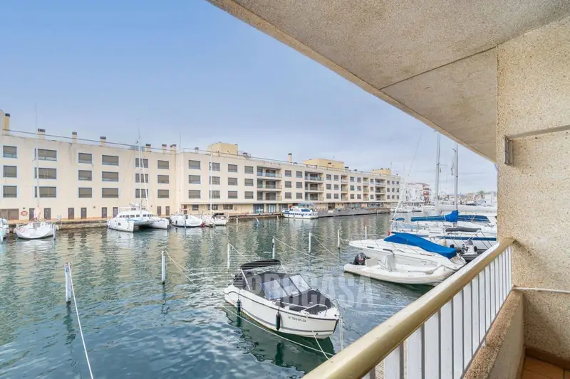 Apartamento en Port Moixo Empuriabrava con Vistas al Canal
