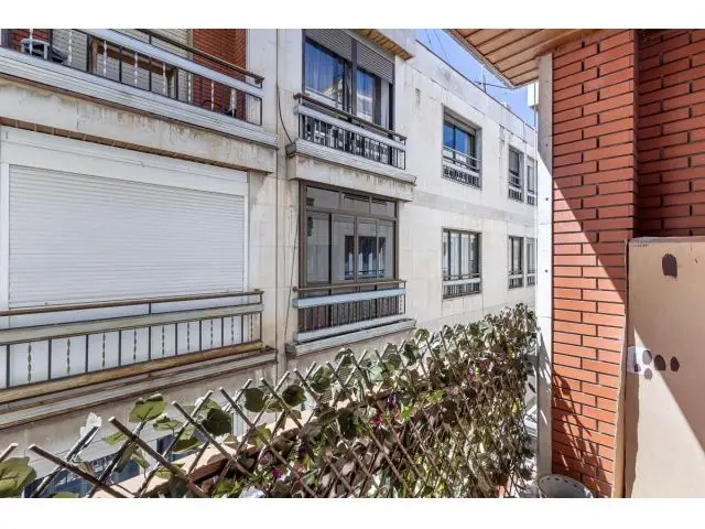 Un refugio de luz y diseño en pleno corazón histórico con plaza de garaje. La Granada