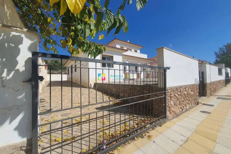 Chalet en Venta en Oria Almeria 4 Dormitorios 3 Baños Garaje