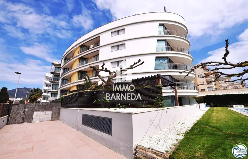 Apartamento en Roses con Vistas al Mar y Terraza Solarium