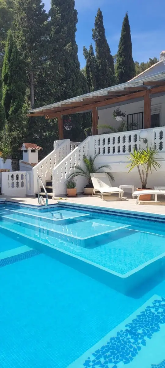 Chalet Gandia Valencia: Villa con 4 Apartamentos para 17 Personas