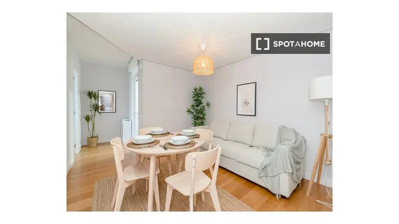 Se alquila habitación en apartamento de 5 dormitorios en el Retiro, Madrid.