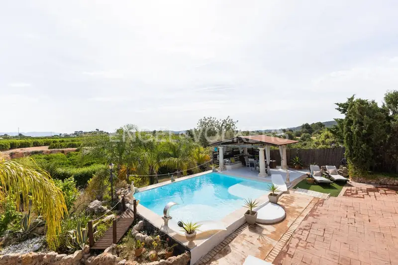 Casa Rural Moderna en Pedralba Valencia con Piscina y Cabaña