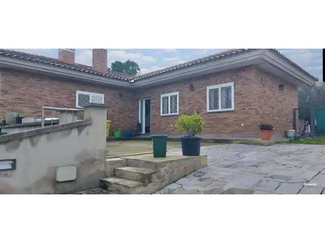 Casa Independiente en Sils con Jardin y Garaje para 4 Coches