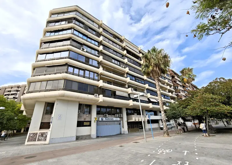 Piso en Alicante con Terraza y Vistas al Puerto