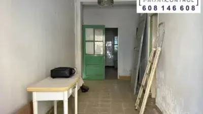 Chalet en Venta en Zuera: 4 Dormitorios, Gran Corral y Almacenes