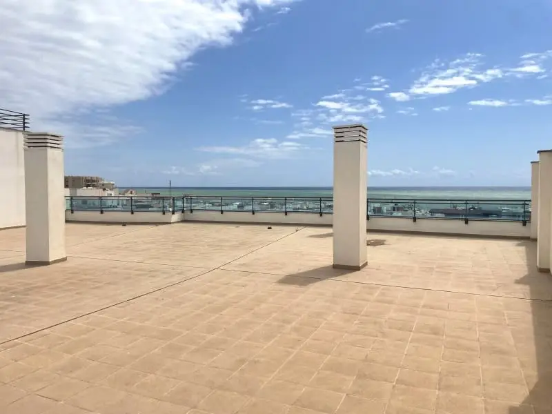 Atico en Garrucha con Vistas al Mar y Terraza de 447m2