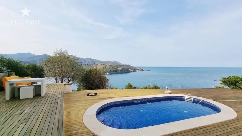 Venta Casa con Chimenea y Piscina en Llançà