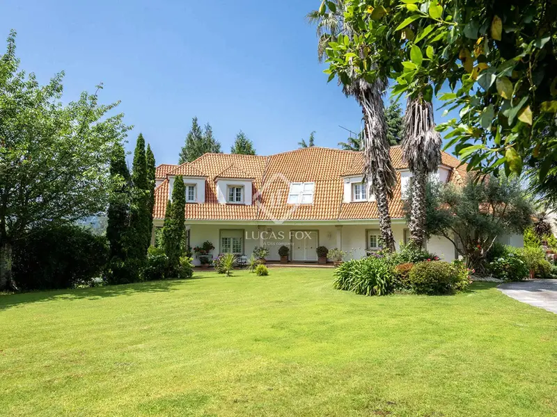 Chalet en Venta Pontevedra Ciudad Amplio Jardin Piscina Pista Tenis