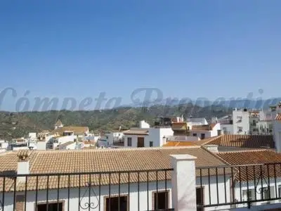 Casa en Sayalonga con Terraza y Vistas a la Montaña