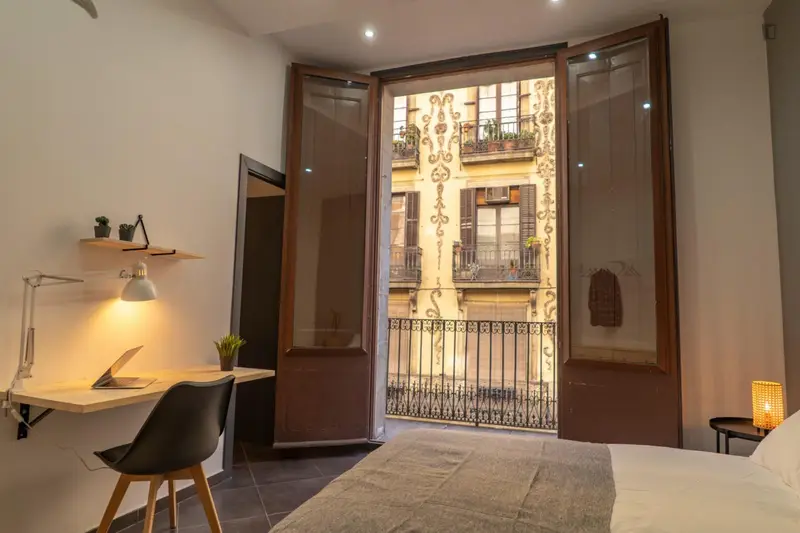 Habitacion Doble con Baño y Balcon en Apartamento Reformado