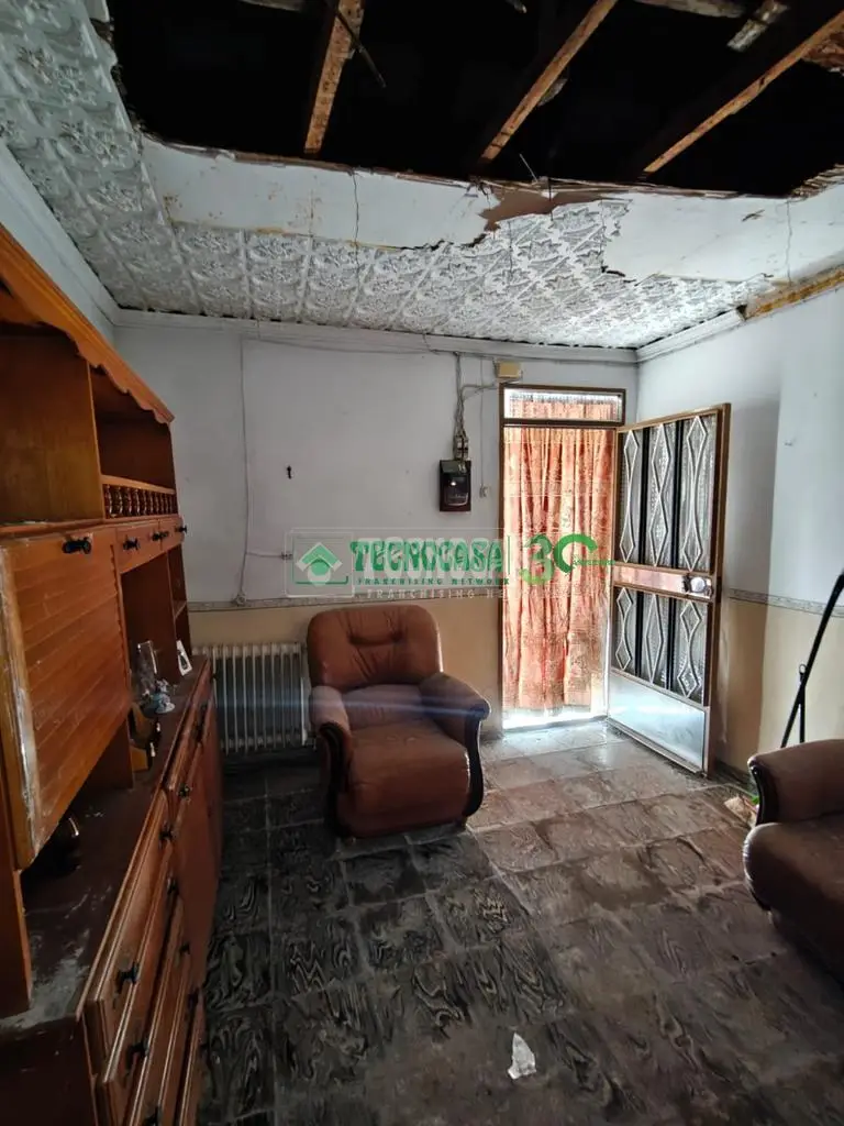 Casa en Venta en Bargas: 252m², para Reformar, Gran Potencial