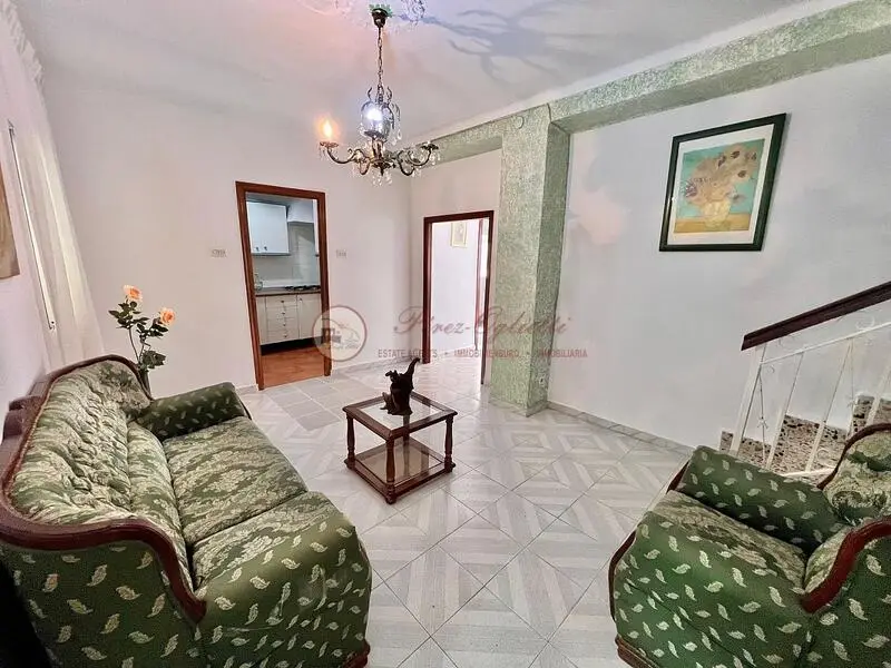 Casa de Pueblo en Torrox 4 Cuartos con Terraza y Estudio