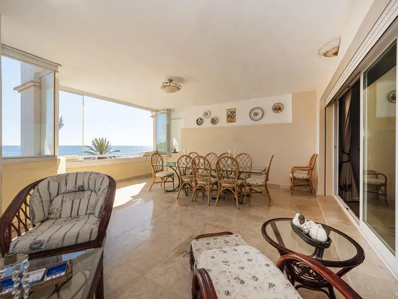 Apartamento en Puerto Banus 2 Dormitorios 2 Baños Primera Linea de Playa