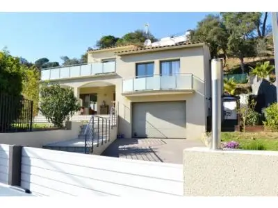 Chalet Moderno con Piscina en Calonge
