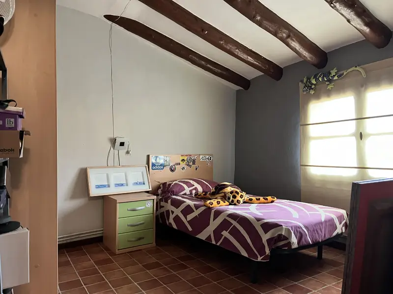 Casa en venta. Casa en venta en Alquézar. Gran vivienda, con almacenes en los bajos, salida a dos calles. Mas de 4 habitaciones. Calefacción.