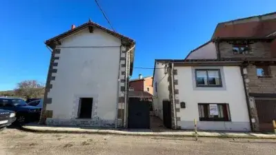 Casa en venta con bodega y garaje doble altura