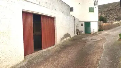 Casa en Monterde con terrenos y solarium