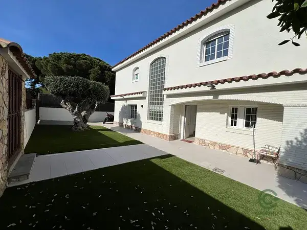 Casa de Lujo en Premia de Dalt 364m² con Piscina y Jardín