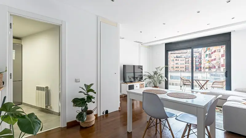 Piso en venta Les Corts Barcelona 2 habitaciones patio balcón