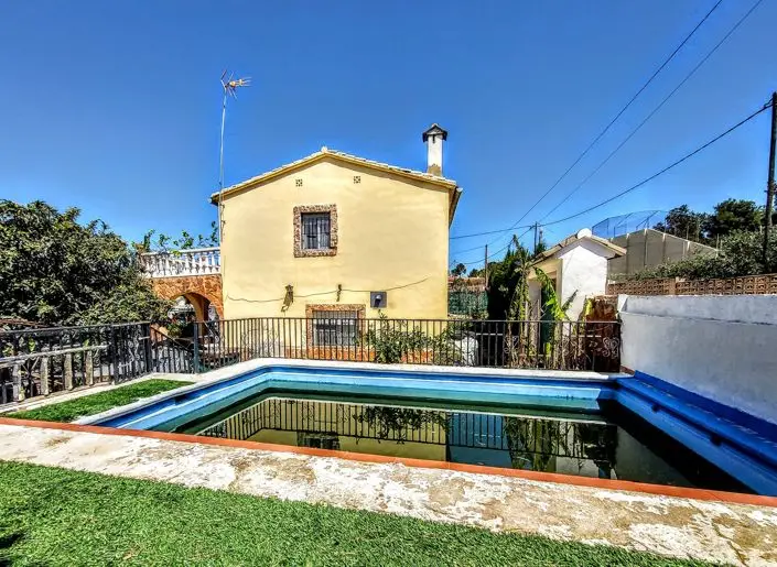 Villa de Lujo con 4 Dormitorios y Piscina en Montserrat