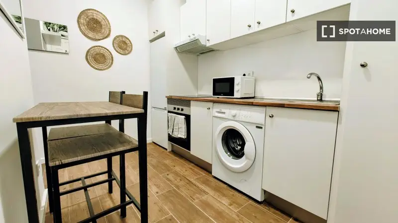 Habitación en piso compartido en alquiler en Embajadores, Madrid