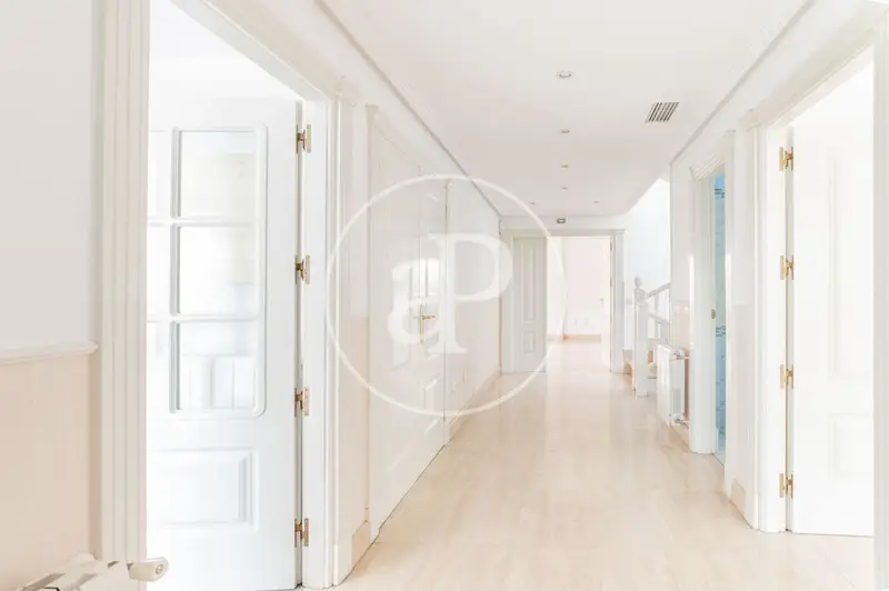 Casa en Alquiler Pozuelo - Lujosa Villa con Piscina y Garaje