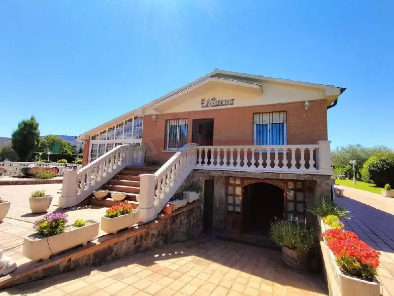 Chalet con Garaje y Piscina en Albelda de Iregua