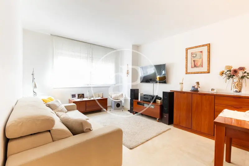 Piso en Venta en Terrassa: Luminoso y Espacioso