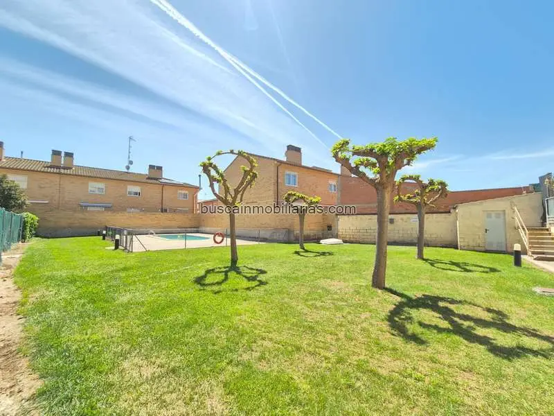 Adosado en Venta en Pinseque con Jardin y Piscina