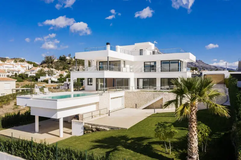 Villa Moderna en Nueva Andalucia con Vistas Panorámicas