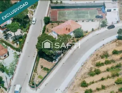 Casa en urbanizacion con pista de tenis privada