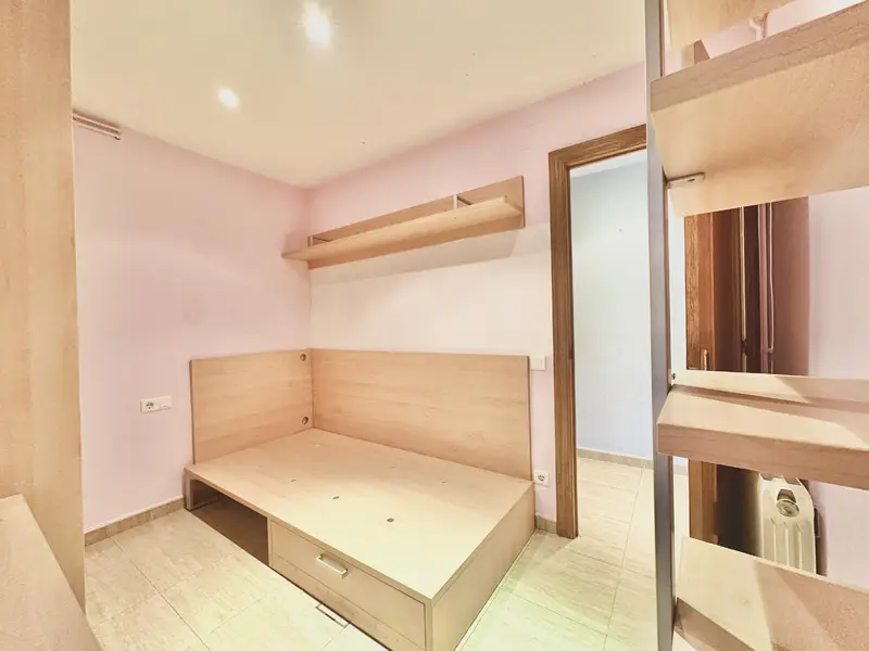 Piso en venta. Amplia vivienda de 4 habitaciones y 2 baños completos en pleno centro de Molins de Rei, junto a la plaza del mercado.