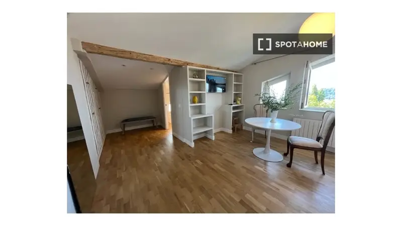 Se alquila habitación en piso de 4 habitaciones en Donostia