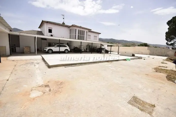 Villa de Lujo 4 Dormitorios con Piscina - Cerca de Tijola