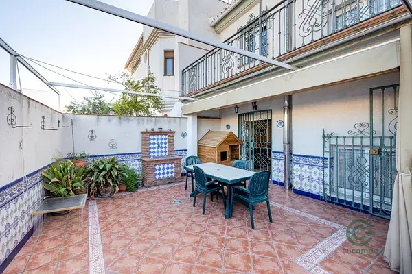 Casa Adosada en Granada con Garaje y Chimenea