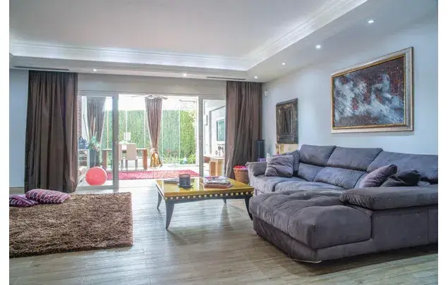 Rent 4 bedroom apartment of 289 m² in Marbella