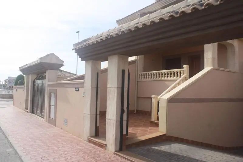 Adosado en Los Altos Torrevieja con Vistas a la Laguna Rosa