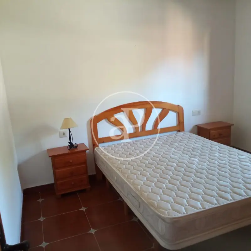 Chalet Adosado en Torremanzanas con Vistas a la Montaña