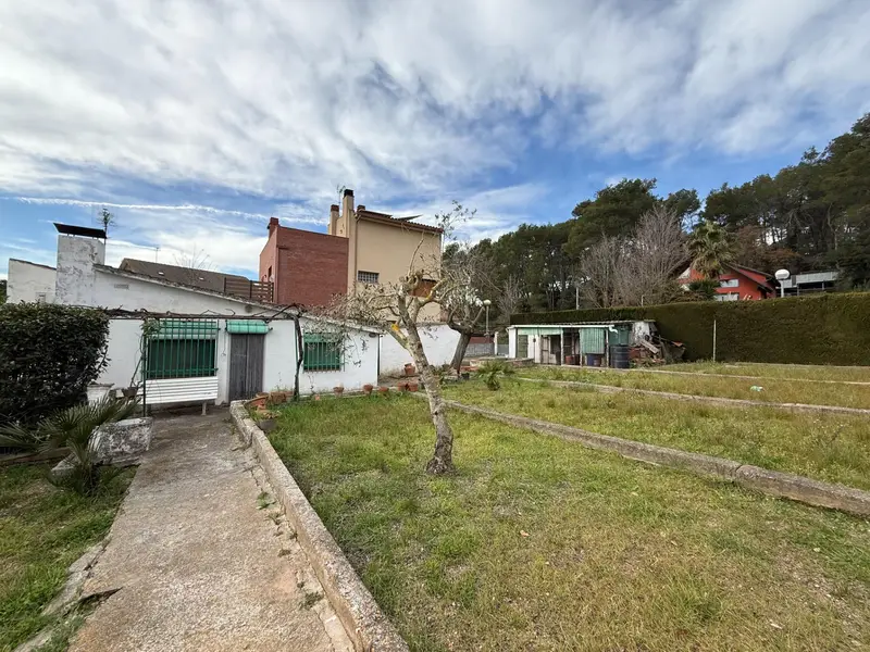 Casa en Begues con Jardin para Reformar
