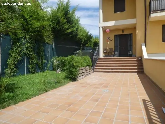 ADOSADO DE ESQUINA EN FUENTE BERROCAL,, 5 DORMITORIOS, PISCINA CUBIERTA. Valladolid