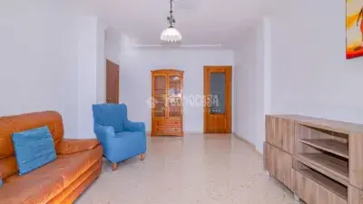 Piso en Venta en Loja: Amplio, 3 Dormitorios, Terraza y Balcón
