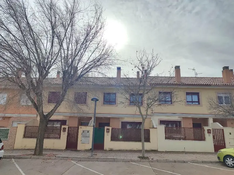 Adosado 4 habitaciones Almansa 121m2 Garaje Patio