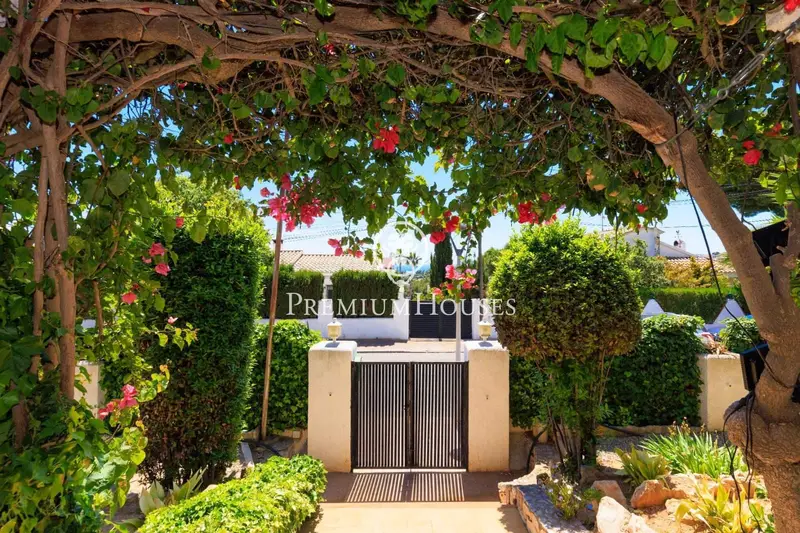Chalet en Cunit con Piscina y 3 Habitaciones - Reformado
